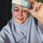 Nad Zainal Instagram - APA CIRI CIRI ALAT SOLEK YANG SAYA SUKA 1 - Boleh kawal minyak dekat muka ni 2- Tak menyebabkan jerawat naik 3- Ringan dan mudah cuci 4- Senang nak pakai.. tak melekit, bercapuk ke 5- Harga mur mur sekarang malas dah nak ke kedai beli makeup… order dekat shopee @skinellehq Foundation Biru memenuhi kesemua kriteria di atas 💙 dari biru terus jadi warna kulit Kamu! 💙💙