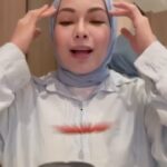 Nad Zainal Instagram - Nanad tengah practice kecek kelantan dgn cakak ganu nihh. Nanti kena berlakon jadi Mek Kelate dgn Awek Ganu.. Jaddi ke dop sekmung? Tolong jap. tolong ya.. kita budak baru belajar 🤓 @nurrifa.hq #terengganu #kelantan #kualalumpur #supplement #jamu #jamutradisional #health #beauty