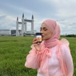 Nad Zainal Instagram - Risau kulit terbakar ? Sekarang ni di KL siang memang terik betul matahari, duduk dalam rumah oun rasa bahang, cahaya matahari masuk pedih cucuk kulit Tapi jangan risau, kalau consume VIT C @nurrifa.hq , dia bantu cantikkan skin, pudsrkan parut jerawat di muka dan belakang badan VIT C @nurrifa.hq mengandungi GLUTA yang mampu mencerahkan satu badan ini adalah PRODUK PALING RAMAI REPEAT ORDER sebab satu family boleh makan..for kanak kanak dia bantu tingkatkan imunisasi.. kunyah kunyah, hasil mantap beli di Tiktok @nurrifa.hq tau♥️