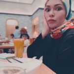 Nad Zainal Instagram - Tiap kali buat content, konon record diri sendiri seorang diri… tengah makan seorang diri… konon… akan ada suara latar “Sayang, Puteh lapar ni…” , “Mommy.. monmy…nak ice cream..” , “Sayang, teman i beli kopi”… “Uweeeekkk uweeeeek 👶🏻😭😭” tapi sebagai para ibu yang hebat multitask, kerja harus diteruskan.. sebab kita nak semua tahu, apa yang kita jual ni bagus.. jadi jangan cipta alasan tak ada masa nak buat content.. begitu juga kalau nak kurus.. jangan buat alasan… kalau dah termakan pizza 2 slice semalam.. cepat cepat bertaubat..