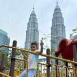 Nad Zainal Instagram - Apa yang ibu bapa akan buat di taman permainan selain awasi anak anak sedang bermain? A. Berselfe/ Tangkap gambar kenangan B. Cari mana port orang jual air/ Vending machine C. Ke toilet berhampiran. ME TIME D. Duduk setempat malam ni live Tik Tok 8pm tau @nadikesumabynadzainal