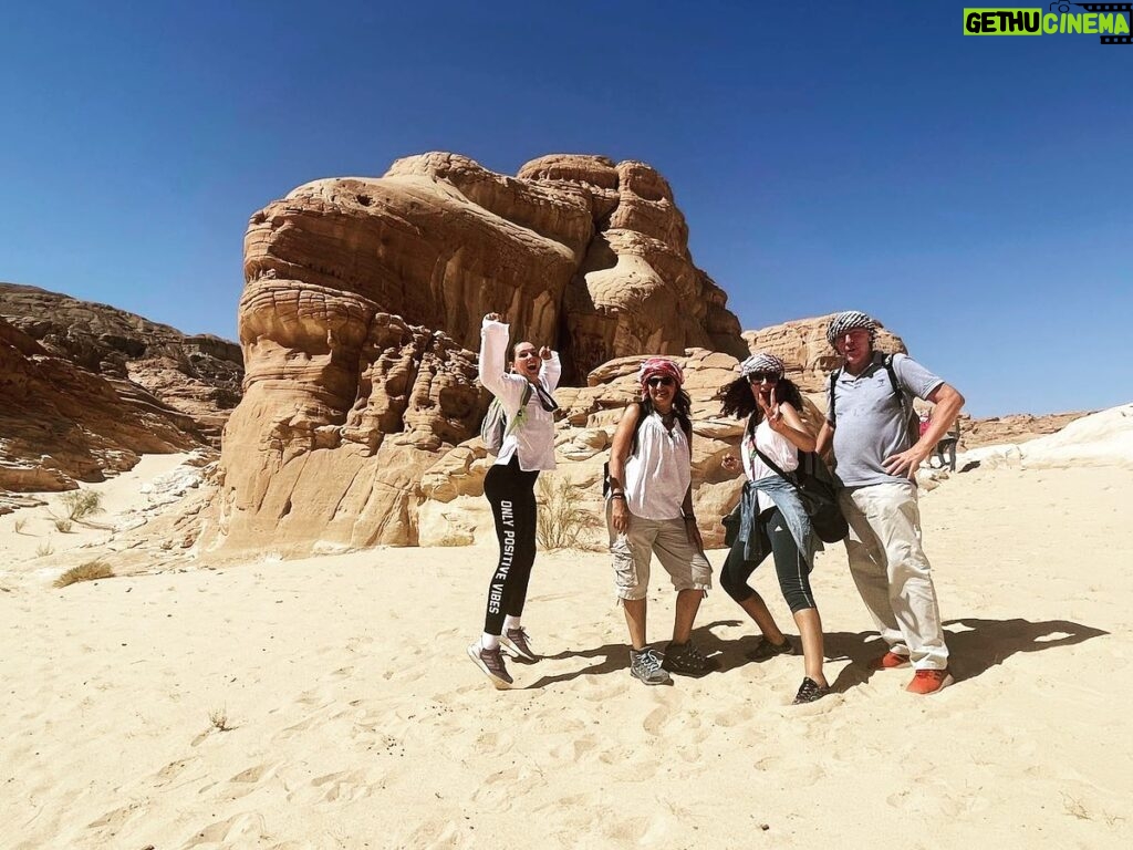 Nada Moussa Instagram - بلدي الحلوه ❤️🇪🇬 #egypt #summer #loveyourself #freedom #desert #fun #friends #newfriends #crazy #discover #happiness #curlyhair