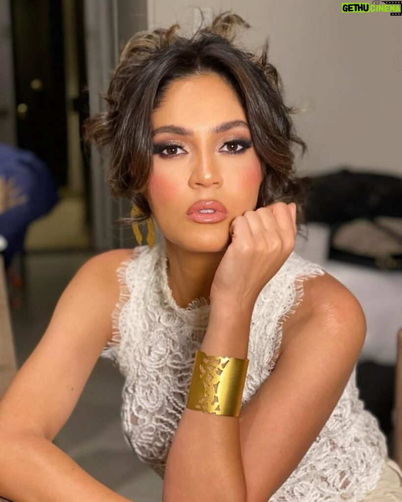 Nada Moussa Instagram - SHINE 🌟 Glam team ❤️❤️ Styling: @omnialy Hair: @alsagheersalons by @mr.nasr.n Makeup: @alsagheersalons by @nehal_khalil_makeup_artist Jewelry: @yararamzyjewelry