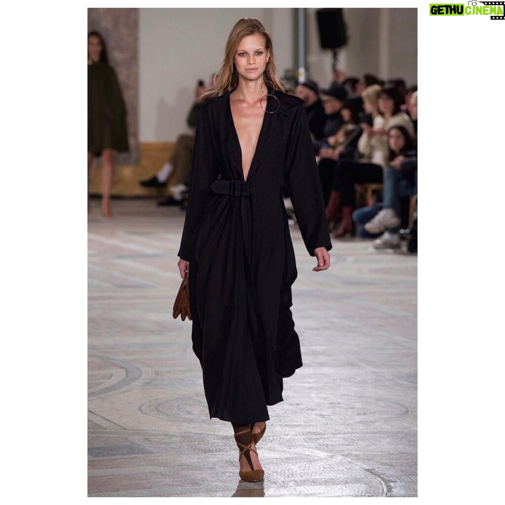 Nadine Leopold Instagram - I’ve been huge fan for so long and it was such an honor to walk in this incredible @jacquemus show ✨ thank you so much for having me 💕 #pfw