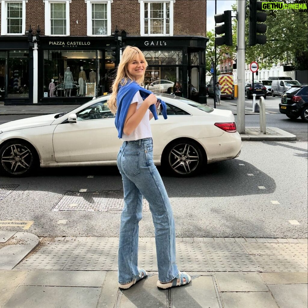 Nadine Leopold Instagram - Oh happy days! I just love london when the sun is out! 🥰 shot some fun new Streetstyle for you guys.. coming soon 📸 @nicfordphoto