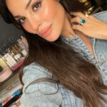 Nadine Njeim Instagram - ماكياجي لعشا مع الاصحاب : من بعد ما حطيت الفاونديشين استخدمت نقطة صغيرة من البلاشر الكريم ألّور ڤلڤت غلو من نادين بيوتي باللون ١٠١ نادين privée. بالريشة من نادين نجيم بيوتي دمجت البلاشر منيح من بعدا استخدمت كمية قليلة من الهيلايتر السائل و دمجته شوي و هيدي كانت النتيجة غلو و لمعان طبيعي 🌟 فيكم تتسوقوا المنتجات على الموقع اللينك بالبايو 1. allure velvet glow in shade 101 Nadine privée 2. glow liquid highlighter in gold champagne #nadinenjeimbeauty #nnnbeauty #glow #beauty #clean #vegan @nadine.njeim.beauty