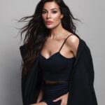Nadine Njeim Instagram - Embrace the minty-cool sensation and hydrating bliss with this HYDRACOOL LIP GLOSS ! 💋✨ Infused with Rosa canina fruits and hyaluronic acid, it’s the perfect combination of shine, lightweight feel, and non-sticky formula. Get ready to rock sheer to buildable colors for the ultimate lip perfection! 💄💖 #LipGlowGloss #HydraCool #MintyFreshFeels #nadinenjeimbeauty #beauty #glow #unveilyourbeauty I’m wearing shade Nadine privée @nadine.njeim.beauty What colour would you like to try first?