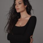 Nadine Njeim Instagram - بكرا السبت ٢٧ ابريل 👀👀👀😱😱😱 نادين نجيم بيوتي رح يصير متوفر اونلاين بكل العالم فيكم تطلبوا وين ما كنتوا أميركا اوروبا استراليا كندا المكسيك وكل الوطن العربي 🌎🔥🔥🔥🤩🤩🤩 @nadine.njeim.beauty فيكم تشوفوا وتتسوقوا كل شي على الموقع الرسمي 💻 اللينك موجود بالبايو 🔗 🔻 تسجلوا هلىء تتكونوا اول حدا بيحصل على المنتجات نادين نجيم بيوتي لكل إمرأة ! تؤمن بنفسها 🙌🏼 مهما كانت ظروفها 🤫 رسالة لكي سيدتي لتتذكري انك مميزة 😘و جميلة و تستحقين الاعتناء بنفسك و ان تحبي نفسك 🥰 عبّري عن نفسك وعن جمالك كما تشائين و كوني واثقة بنفسك دائماً 😍 نصف جمالك ينبع من داخلك 🌟 كوني متميزة دائماً ولا تجعلي اي شيء يحبطك 🙏🏼 تذكري انا و الكثير من النساء هنا سوف ندعمك و نحبك و نلهمك لتحقيق ذاتك 🥹 هذا هو هدفنا 🙌🏼 هل تريدين ان تشاركينا هذه الرسالة ؟ تسجّلي الآن وساعدينا في تحقيق رسالتنا لأجلك ولأجل كل إمرأة 💗🙏🏼 قبلاتي ، نادين نسيب نجيم #نادين_نسيب_نجيم #nadinenjeimbeauty # findyourlight #unveilyourbeauty