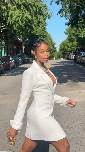 Nafessa Williams Instagram - Waking into the weekend liiiiike…😎

Happy Friday yall! We worked our asses off this week. Let’s have some fun, treat ourselves and most importantly make sure we feel good. Wyd this weekend? I’m definitely going to see @zendaya new movie! 🎥 🍿

#weekend #fun #explore #foryou
