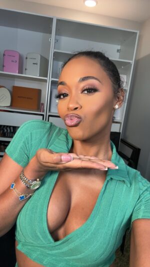 Nafessa Williams Instagram - Self makeup class w/ my main one @enhancedbyteisha 💄