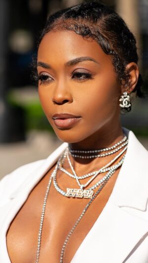 Nafessa Williams Instagram - Y’all it’s literally just a decision. Today tried me but I didn’t let it win. Listen, I’m so grateful my faith is set up the way it is. Baby, the way I got to praying…tuh 💅🏾 Y—FEAR 

Anybody else felt like this this morning but decided to handle it immediately?! Your Fears And Egos Aren’t REAL! #yfear #motivation #faith #trust #gratitude