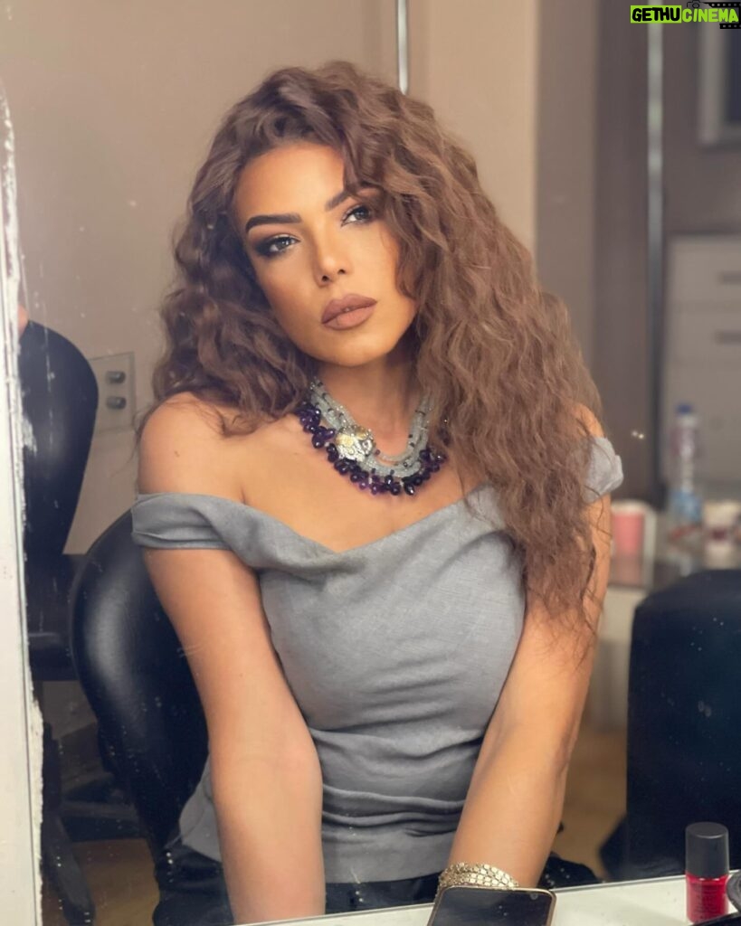 Nahed El Sebai Instagram - برنامج حبر سري علي قناة القاهرة و الناس @alkaherawalnas MUA @bijoux_makeupartist #yvessaintlaurent @yslpopupeg Hair @nagla_mn2000