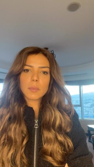Nahed El Sebai Instagram - الترجمة: انا حبيت اوصل لناس بلغة تانية  و قالوا لي لو عملت  ڤيديو بالعربية قد يتم حجبه الذي يحدث الان في غزه هو جريمة حرب و جريمة  ضد الانسانية. الاسرائليون مستمرون في قتل الاطفال و النساء و كبار السن و قاموا ايضا بتفجير مستشفى ما نستطيع عمله هو الدعاء الدعاء  لهم و زيادة الدعم و المعونات لانهم حقيقي في اشد الحاجة هذا هو الوقت الذي يجب ان يسمع فيه العالم صوتنا ومهم جدًا نشر جرائمهم طول الوقت
