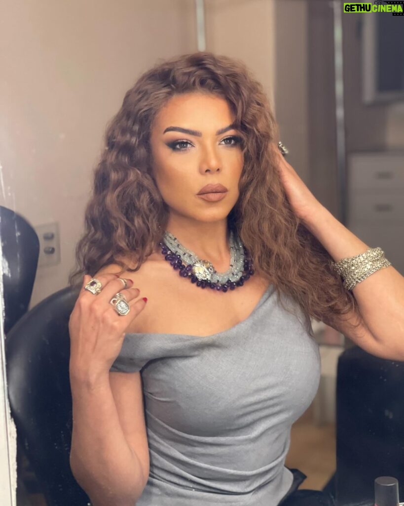 Nahed El Sebai Instagram - برنامج حبر سري علي قناة القاهرة و الناس @alkaherawalnas MUA @bijoux_makeupartist #yvessaintlaurent @yslpopupeg Hair @nagla_mn2000