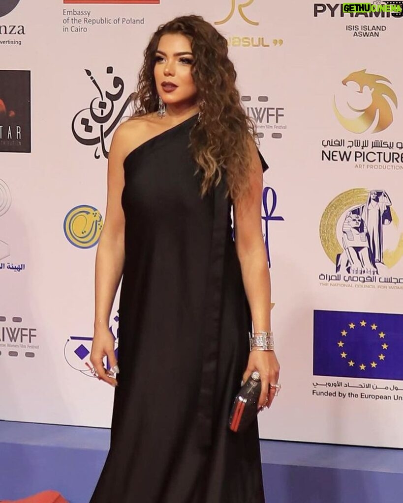 Nahed El Sebai Instagram - شرف كبير ليا اني اكون عضو لجنة تحكيم في مهرجان اسوان الدولي لسينما المرأة انا بحب مهرجان اسوان و اسوان و شعبها جدا جدا و ذكرياتى مع امي في أسوان جميلة و انا ممتنه من قلبي للمهرجان و الاتحاد الاوروبي لانهم منحوا امي تكريم عن مشوار حياتها و هي عايشه قبل وفاتها ف لي مكانه خاصة عندي @aiwffestival #مهرجان_اسوان_الدولي_لافلام_المرأة Hair and makeup @alsagheersalons @nehal_khalil_makeup_artist