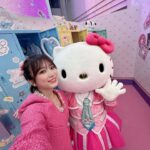 Nako Yabuki Instagram - 3/15(金)からサンシャインシティ噴水広場で開催中の Sanrio Lovers party に行ってきました🎀 なんと、、、 キティちゃんが案内してくれました🥹 色んなコンセプトのフォトスポットがあったり、韓国のプリクラもあってその場でプリントしてデコレーションまで出来ました💖 カフェメニューもカラフルでとっても可愛かったです☁️ 3/31(日)までやっているので、春休みのお出かけにぜひ行ってみてください😊✨ #sanrio #sanrioloversparty #PR