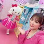 Nako Yabuki Instagram - 3/15(金)からサンシャインシティ噴水広場で開催中の Sanrio Lovers party に行ってきました🎀 なんと、、、 キティちゃんが案内してくれました🥹 色んなコンセプトのフォトスポットがあったり、韓国のプリクラもあってその場でプリントしてデコレーションまで出来ました💖 カフェメニューもカラフルでとっても可愛かったです☁️ 3/31(日)までやっているので、春休みのお出かけにぜひ行ってみてください😊✨ #sanrio #sanrioloversparty #PR