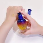 Nako Yabuki Instagram - 最近寝ても寝ても眠い🥱 @loccitane_jp 寝不足が少し続いてお肌もお疲れモードだな〜と思っていたので、イモーテル オーバーナイトリセットセラムを取り入れ始めました✨ 翌朝のツヤが違う気がして使い続けようと思っています🌙 #PR #loccitanepr #イモーテルオーバーナイトリセットセラム #夜用美容液 #美容液 #夜リセット