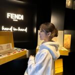 Nako Yabuki Instagram - FENDIのポップアップに招待していただきました💖 職人技を実際に見ることができます！✨ とっても素敵な空間でした😌 #FendiHandinHand @FENDI #FendiBaguette #FendiPeekaboo #fendi #PR