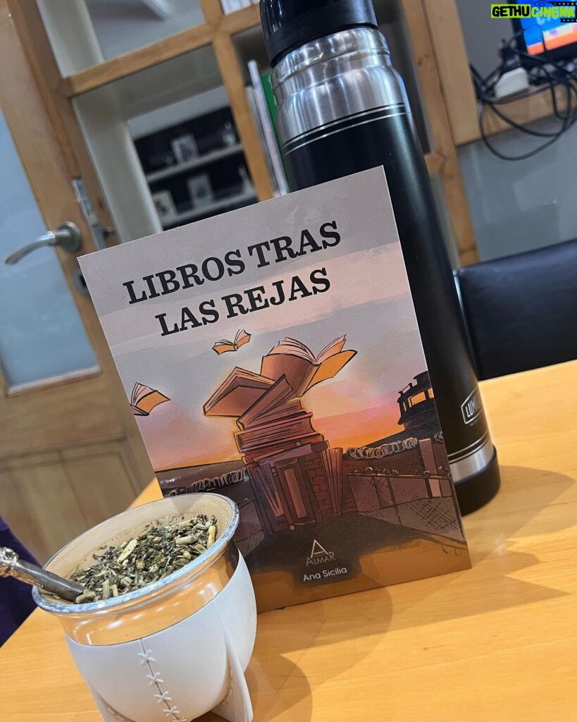 Nancy Dupláa Instagram - El libro de Anita @anita.sicilia Anita empieza a concurrir a los penales donde se encuentra mucha gente privada de su libertad..a dar en principio talleres de lectura sin saber q iba a convertirse en encuentros afectivos y enriquecedores…y a darle vida a la fundación AS De pabellón en pabellón llevando historias y cargándose de emociones llega este libro donde cuenta sus experiencias más emocionantes y como armó Bibliotecas para personas privadas de su libertad … Ahí donde había un vacío Anita lo lleno de color mostrándonos q es importante dar de si todo lo q puedas dar y más ❤️ Gracias por eso!!!! LIBROS TRAS LAS REJAS De Ana Sicilia