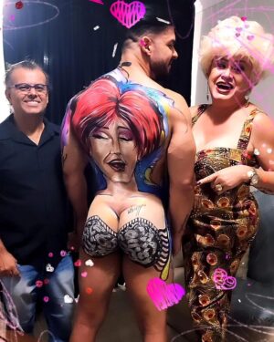 Nany People Instagram - Entãooooo...
Como boa "mecenas" que sou...
Ganhei uma obra de arte!!
🤣🤣🤷‍♀️🤦‍♀️🤷‍♀️🤣🤣🤣🤣🤣

Obrigada Kiridu @wverissimo pela linda e criativa homenagem!!!

Ao lindo modelo @luizotavioporfiirio pela tela inesquecível kkkkkk!

Adorei a Surpresa antes do show!
Foi um show inesquecível!
Obgdaaa @therootsfranca 

E @bruninhomano pela parceria de sempre!

São as Pessoas dos lugares que os tornam inesquesciveis!

#VidadeBailarina