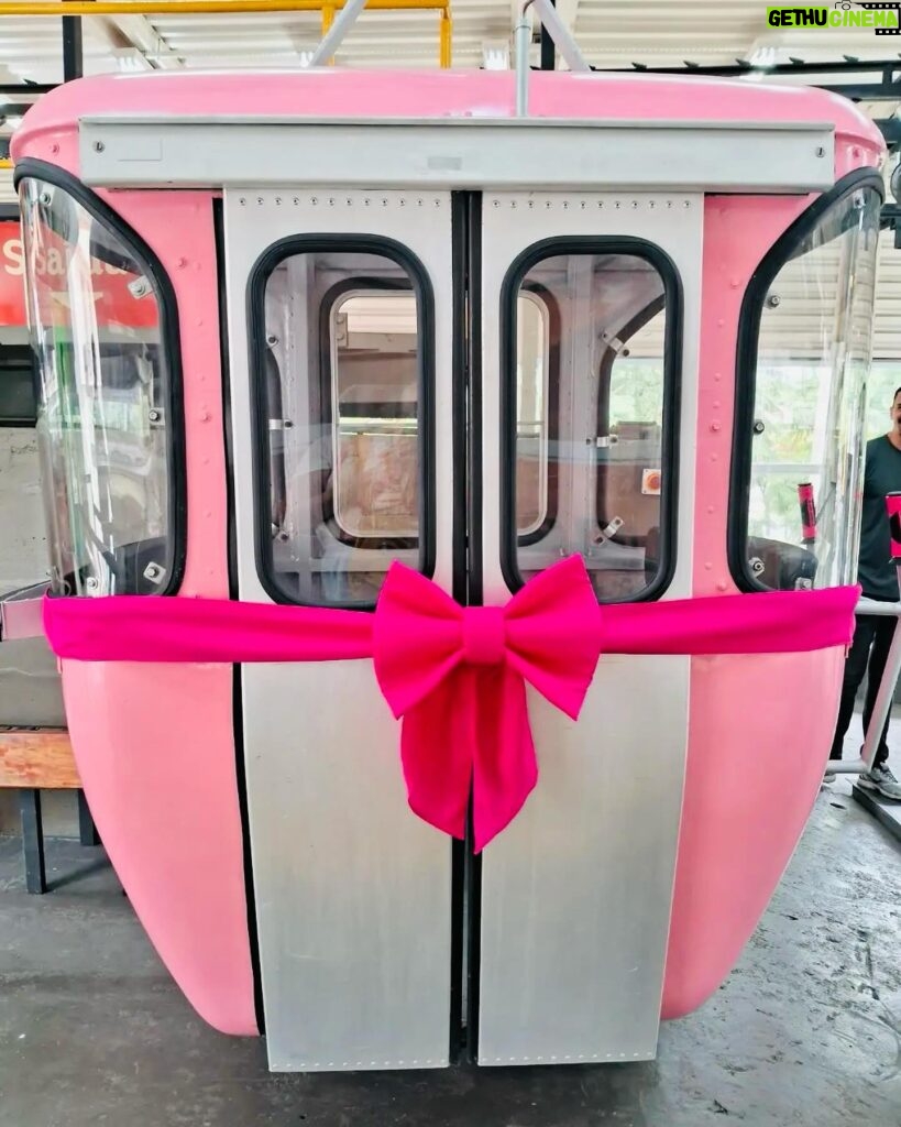 Nany People Instagram - 🩷 A querida Nany People inaugurou neste domingo (10) a primeira cabine rosa do Teleférico do Parque do Cristo de Poços de Caldas! Nany foi homenageada pelo @grupocitur por sua dedicação como Embaixadora do Turismo de Poços de Caldas, título entregue em 2015 pelo @pocoscvb. 📷 @claudia_camillo Visite, Conheça, Descubra Poços de Caldas! 💙 #descubrapoços #descubrapoçosdecaldas #poçosdecaldas #poços #visiteminasgerais #minasgerais #minas #vempraminas #mtur #turismo