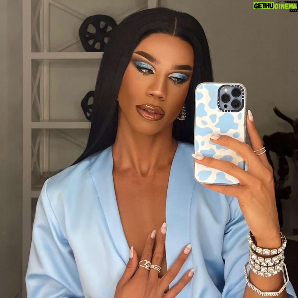 Naomi Smalls Instagram - A wild case of the blues @casetify @beverlybond_pr