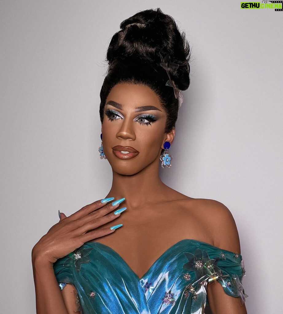 Naomi Smalls Instagram - All this talk about stars! ⭐️ ⭐️⭐️⭐️ With the new season of @rupaulsdragrace All Stars just around the corner, I figured why not take A LOOK BACK AT AS4 LOOKS! I’ve always wanted to reflect on the preparation, the process of actually filming the competition, and just what it took to get myself together in order to faint in front of @guskenworthy and preach the truth about life’s fairness. Head over to youtube.com/NaomiSmallsDuh to watch! Get the full breakdown, shade, and a backstage pass to everything Naomi Smalls over at patreon.com/NaomiSmalls (Links in bio.) Pose is back on streaming.