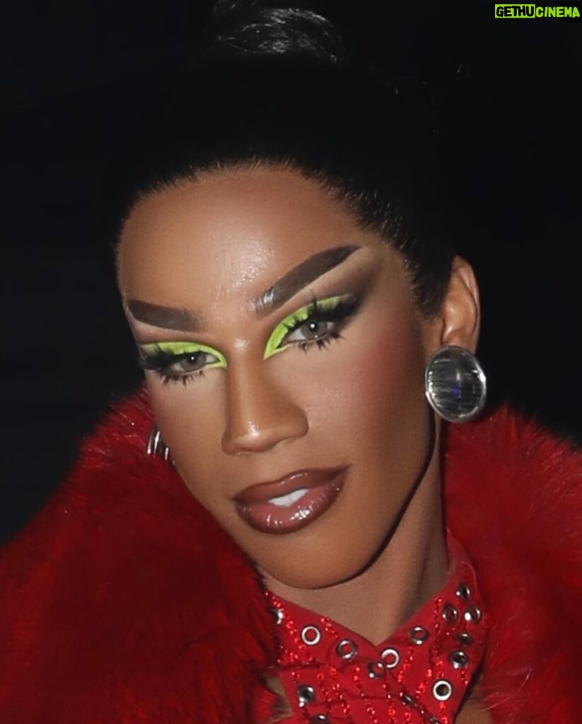 Naomi Smalls Instagram - wake me up! @marco_ovando @werqtheworld @gowigorgohome @theartistrj @kimchichicbeauty 2q1d blush set mad maxine eye palette @michaelbrambila @gisforgodoy