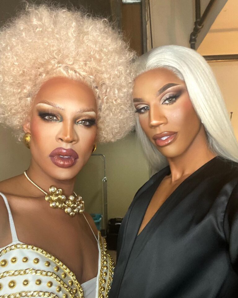 Naomi Smalls Instagram - Backstage in Las Vegas with @oddlyyvie 🤍