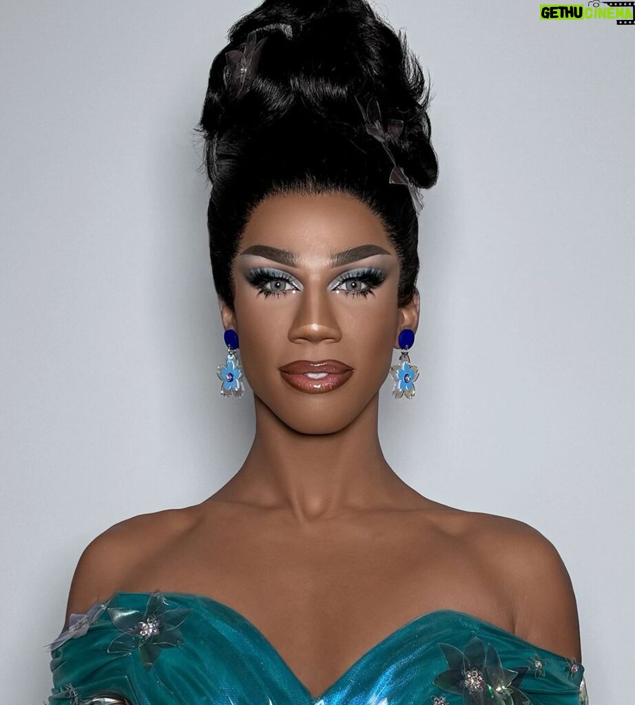 Naomi Smalls Instagram - All this talk about stars! ⭐️ ⭐️⭐️⭐️ With the new season of @rupaulsdragrace All Stars just around the corner, I figured why not take A LOOK BACK AT AS4 LOOKS! I’ve always wanted to reflect on the preparation, the process of actually filming the competition, and just what it took to get myself together in order to faint in front of @guskenworthy and preach the truth about life’s fairness. Head over to youtube.com/NaomiSmallsDuh to watch! Get the full breakdown, shade, and a backstage pass to everything Naomi Smalls over at patreon.com/NaomiSmalls (Links in bio.) Pose is back on streaming.