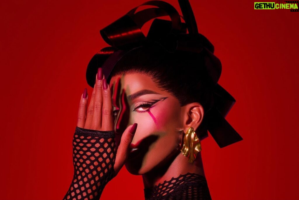 Naomi Smalls Instagram - Gimme a BEAT, with a lot of POP. New @shiseido POP PowderGel Eyeshadows are waterproof, crease resistant, easy to blend and highly pigmented! Shades available in matte, shimmer, and sparkle ready to create any glam your heart desires. Available @shiseido #shiseidomakeup