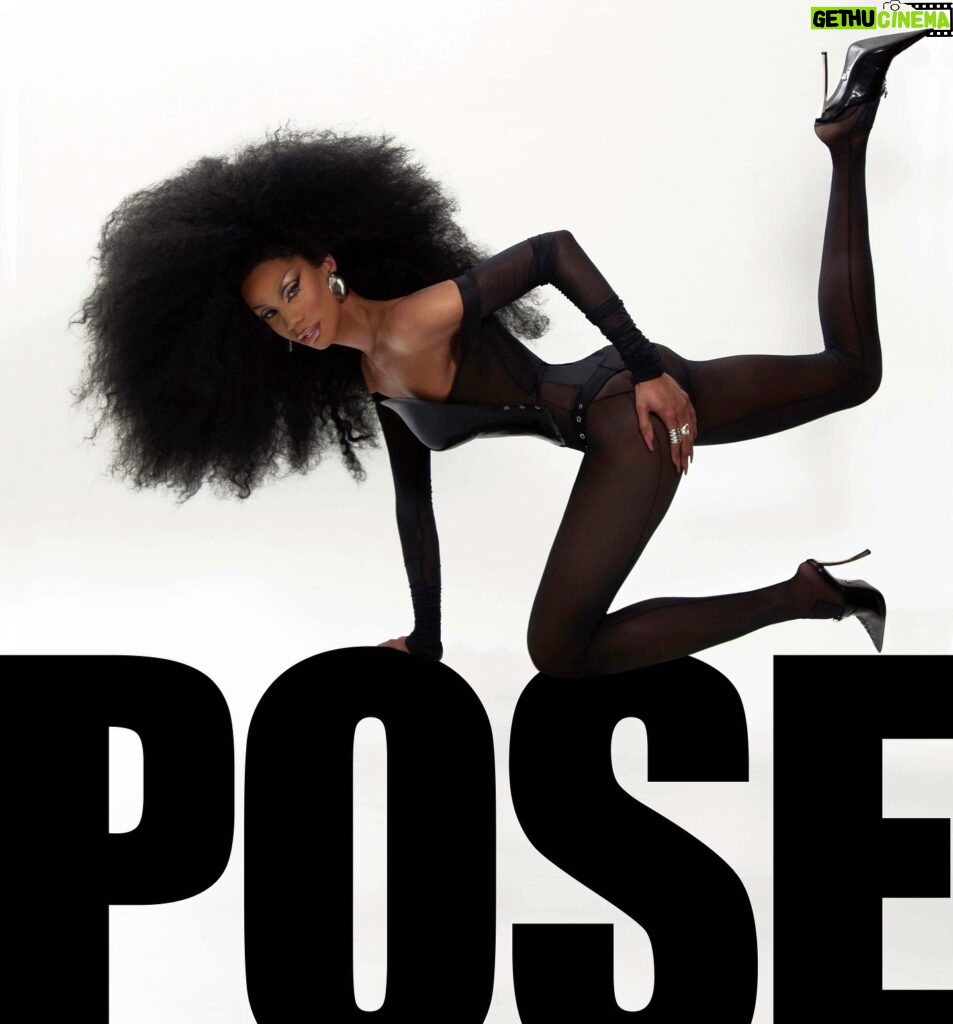 Naomi Smalls Instagram - POSE She’s still a poser. Get the tangible autographed track now at AknaStore.com/collections/Naomi produced by: Cameron Traxxx, @beodd.png, @richieberetta with lyric assistance by @bobthedragqueen beat/glam/beauty: @shablamgela album artwork: @akna.store hair: @gowigorgohome @zachkilian