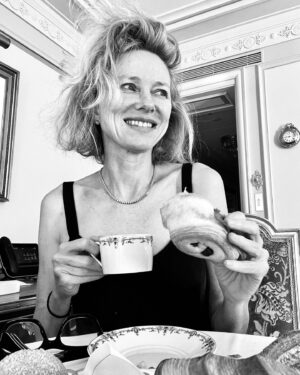 Naomi Watts Instagram - Bonjour Paris!! 🇫🇷
I'm here for all of it... 🥖☕️🥐 
Merci @fendi