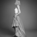 Naomi Watts Instagram - Loved this photoshoot for @elle_spain so much!! Thank you to the excellent team. 🤩😎😍 Photography and video: @juankr_ @elle_spain @benedettaelle Interview: @pleyra Styling: @odileiturraspe Makeup: @marywilesmakeup Hairstyling: @rebekahforecast Manicure: @ginailsinc