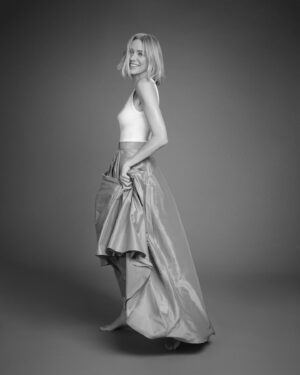 Naomi Watts Instagram - Loved this photoshoot for @elle_spain so much!! 
Thank you to the excellent team. 
🤩😎😍

Photography and video: @juankr_
@elle_spain
@benedettaelle
Interview: @pleyra
Styling: @odileiturraspe
Makeup: @marywilesmakeup
Hairstyling: @rebekahforecast 
Manicure: @ginailsinc