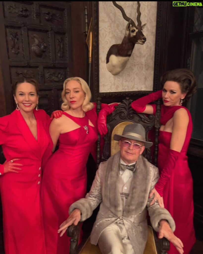 Naomi Watts Instagram - Who's naughty and who's nice? 😉 Merry Christmas from this glorious bunch ❤️🌲 Feud Season 2 on Hulu Jan 31.