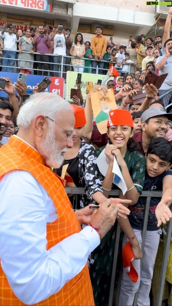 Narendra Modi Instagram - Touched by the affection of people in Ahmedabad! 🙏