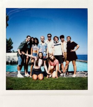 Natalia Azahara Instagram - @atdmvnetflix @netflixes 
Un rodaje lleno de alegrías, 
gracias mi gente💕