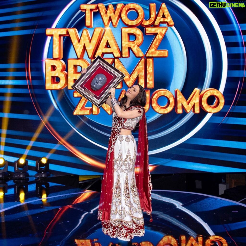 Natalia Janoszek Instagram - Made it🏆Thank you for the exciting 10 weeks of the show Your Face Sounds Familiar🎭 Already thinking about next challange.. Dziękuję @twojatwarzbrzmiznajomo i @polsatofficial za tą niesamowitą przygodę!❤️ @itsdariamarx @koleczek @_julia_kaminska_ @cymsu @krzysztof_ibisz_official @jaroszek.daniel @piotrstramowski_official cieszę się że to właśnie z Wami mogłam ją przeżyć-uwielbiam Was i już tęsknię! @patrykwolskimanagement dziękuję, że wspierałeś mnie przez cały ten czas będąc obok w najlepszych ale i najtrudniejszych momentach. @katarzyna_wajda @ilo__helena dziękuje za wiarę we mnie i szansę na sprawdzenie się. Całej produkcji bez której ten program by nie istniał kłaniam się nisko-każdy z Was robi niesamowitą robotę! I na koniec dziękuję Wam kochani za to, że byliście ze mną przez cały program, wspierając i dopingując-to dla mnie wiele znaczy🙏🏻 A ja już myślę nad kolejnym wyzwaniem..💫