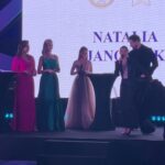 Natalia Janoszek Instagram - Grateful with this International Success Award in my hands 🙏🏻🏆 Zostać docenioną we własnym kraju i nagrodzoną w kategorii „Inspiracja”za Sukces Międzynarodowy to dla mnie ogromne wyróżnienie i poczucie, że to co robię ma sens. O mojej drodze do kariery można by napisać powieść, ale 1 wniosek jest niezmienny-naszym jedynym ograniczeniem w spełnianiu marzeń jesteśmy my sami. Walt Disney powiedział „Jeśli możesz sobie coś wymarzyć, możesz to osiągnąć” i trzymając się tych słów obiecuję dać z siebie jeszcze więcej i „inspirować” do sięgania po swoje marzenia. Dziękuję @modivo za cudną kreację, która dodała mi mocy tego wieczoru. Gratuluję wszystkim nagrodzonym, być wyróżnionym w takim gronie to zaszczyt, a Wam dziękuję za wiarę we mnie i głosy🤍 #gala #night #inspiration #awards #international #success #kobiecamarkaroku