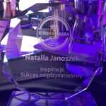 Natalia Janoszek Instagram - Grateful with this International Success Award in my hands 🙏🏻🏆 Zostać docenioną we własnym kraju i nagrodzoną w kategorii „Inspiracja”za Sukces Międzynarodowy to dla mnie ogromne wyróżnienie i poczucie, że to co robię ma sens. O mojej drodze do kariery można by napisać powieść, ale 1 wniosek jest niezmienny-naszym jedynym ograniczeniem w spełnianiu marzeń jesteśmy my sami. Walt Disney powiedział „Jeśli możesz sobie coś wymarzyć, możesz to osiągnąć” i trzymając się tych słów obiecuję dać z siebie jeszcze więcej i „inspirować” do sięgania po swoje marzenia. Dziękuję @modivo za cudną kreację, która dodała mi mocy tego wieczoru. Gratuluję wszystkim nagrodzonym, być wyróżnionym w takim gronie to zaszczyt, a Wam dziękuję za wiarę we mnie i głosy🤍 #gala #night #inspiration #awards #international #success #kobiecamarkaroku