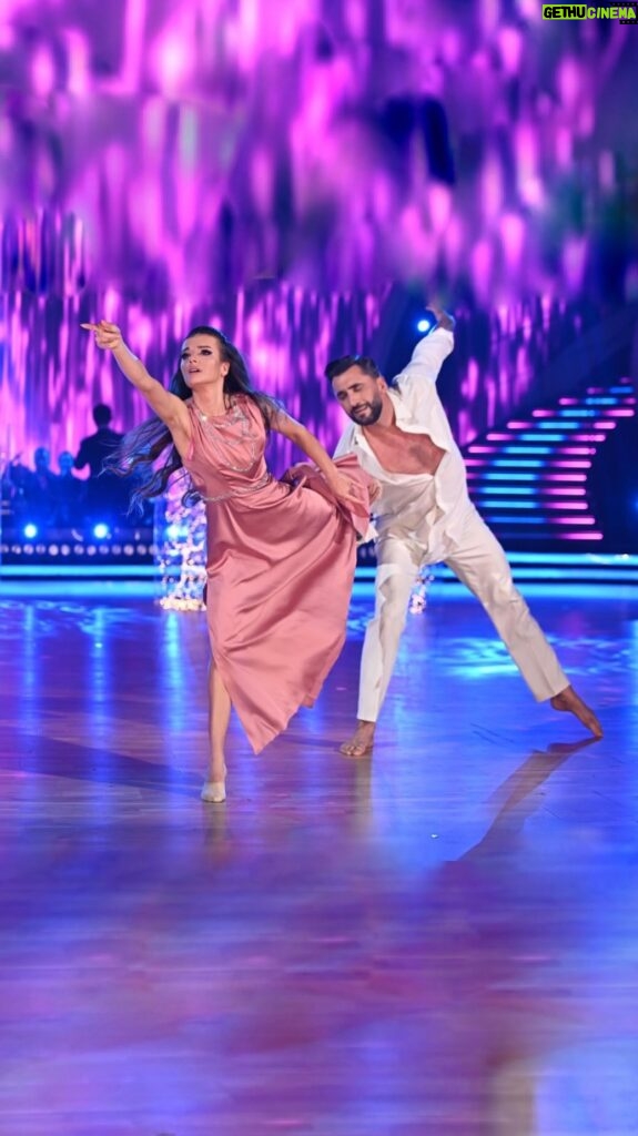 Natalia Janoszek Instagram - W poniedziałkowym @tanieczgwiazdami mieliśmy przyjemność zatańczyć z @rmaserak do piosenki wspaniałej @mariasadowska z filmu @miloscnapierwszastrone To zdecydowanie jedna z moich ulubionych choreografii przygotowana przez mistrza @tomaszbaranskiofficial 🤍 A Wam jak się podobało? @polsatofficial #tanieczgwiazdami #dancing #tv #show #dancingwiththestars