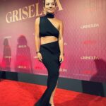 Natalia Reyes Instagram - ‘Una mujer con sustancia’ Querida @sofiavergara: tu autenticidad puede hacer TODO posible, eres una berraca, no se pierdan el 25 de enero #Griselda💥 Gracias @jorgemalave por la arrodillada 📷 😂, a @elauribe por el maquillaje y la línea 🖊️ más PRO ever y @baobab por un vestido wow Cracks ⚡️ @ericnewmanofficial @luisbalaguer • ‘A woman of substance’ Dear @sofiavergara: your authenticity can make ANYTHING possible, you are a trooper, don’t miss #Griselda on @netflix Jan 25th💥 #NataliaFromColombia #ColombiansDoItBetter #EnElDelia #SofíaVergara
