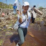 Natalia Reyes Instagram - MANGLAR: un ecosistema fundamental para nuestro planeta, la guardería de los peces, el riñón de nuestros mares, la barrera protectora de la tierra.. Después del huracán IOTA en 2020 el manglar rojo de la isla de Providencia quedó muy afectado por eso fuimos con #becláconexiónocéanos a sembrar 600 plántulas de mangle y a limpiarlo. El resultado de la jornada de extracción de residuos: - Aprovechables 78 kg - No aprovechables 289,3 kg Total de residuos extraídos McBean Mangrove: 367.3 kg La limpieza más grande hecha en la isla hasta el momento 🩵 Gracias @beclaworld @parquescolombia @mabe_colombia @agendadelmar @hatsu_official @cincosillas @hatsu_official @co2cero por hacerlo posible 💫 Y a la reina @claudiabahamon mi amor para toda la vida 📸 @linabotero_ la súper fotógrafa • MANGROVES: a fundamental ecosystem for our planet, the nursery of fish, the kidney of our seas, the protective barrier of the earth. After Hurricane IOTA in 2020, the red mangrove on the island of Providencia was greatly affected, so we went with #becláconexiónocéanos to plant 600 mangrove seedlings and clean it. The result of the waste extraction day: - Usable 78 kg - Not usable 289.3 kg Total waste extracted from McBean Mangrove: 367.3 kg The largest cleanup done on the island so far 🌱 #Manglar #NataliaFromColombia #OceanCleanUp #Mangroves