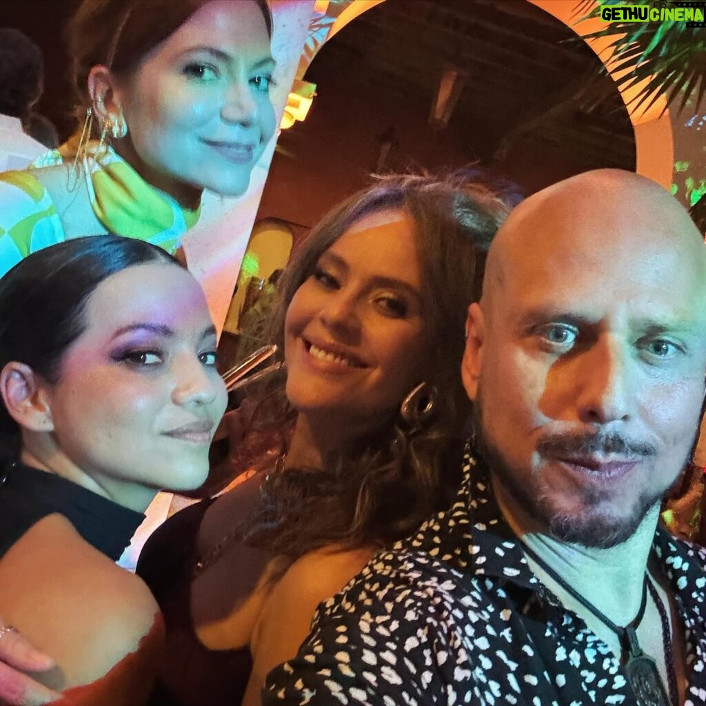 Natalia Reyes Instagram - Así es como tiene que acabar una fiesta en México! Con mi mariachi @lacrispetica y taquiza 🌮 Gracias @premios_platino por esta invitación a celebrar nuestro cine, por materializar el encuentro de la industria audiovisual iberoamericana que cada día está más unida 💪🏼 Pd. Por favor OJO a la última foto, creo que me enchilé🌶️ • This is how a party should end in Mexico! With my marichi @lacrispetica and eating tacos 🌮 Thank you @premios_platino for having us in this celebration of our cinema, for materializing the meeting of the iberoamerican industry that is more united every day.. Ps. Don’t miss the last photo, I think that taco was spicy 🥵 #NataliaFromColombia #PlatinoXcaret #Mexico #RivieraMaya @rivieramayamx @visitacaribemexicano