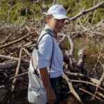 Natalia Reyes Instagram - MANGLAR: un ecosistema fundamental para nuestro planeta, la guardería de los peces, el riñón de nuestros mares, la barrera protectora de la tierra.. Después del huracán IOTA en 2020 el manglar rojo de la isla de Providencia quedó muy afectado por eso fuimos con #becláconexiónocéanos a sembrar 600 plántulas de mangle y a limpiarlo. El resultado de la jornada de extracción de residuos: - Aprovechables 78 kg - No aprovechables 289,3 kg Total de residuos extraídos McBean Mangrove: 367.3 kg La limpieza más grande hecha en la isla hasta el momento 🩵 Gracias @beclaworld @parquescolombia @mabe_colombia @agendadelmar @hatsu_official @cincosillas @hatsu_official @co2cero por hacerlo posible 💫 Y a la reina @claudiabahamon mi amor para toda la vida 📸 @linabotero_ la súper fotógrafa • MANGROVES: a fundamental ecosystem for our planet, the nursery of fish, the kidney of our seas, the protective barrier of the earth. After Hurricane IOTA in 2020, the red mangrove on the island of Providencia was greatly affected, so we went with #becláconexiónocéanos to plant 600 mangrove seedlings and clean it. The result of the waste extraction day: - Usable 78 kg - Not usable 289.3 kg Total waste extracted from McBean Mangrove: 367.3 kg The largest cleanup done on the island so far 🌱 #Manglar #NataliaFromColombia #OceanCleanUp #Mangroves