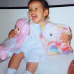 Natalia Reyes Instagram - Nunca crezcan! Volverse ‘serios’ es la trampa. Isla es mi mayor recordatorio de nunca nunca dejar de jugar y de sorprenderse. La niñez es el espejo de una sociedad, nuestra tarea debe ser asegurar que l@s niñ@s siempre puedan ser niñ@s! A ver si identifican quién es quién ;) • Never grow up! Becoming ‘serious’ is the trap. Isla is my biggest reminder to never stop playing and being surprised. Childhood is the mirror of a society, our goal must be to ensure that children can always be children! Let’s see if you can identify who is who ;) #DíaDelNiño #WorldChildrensDay #niñez #ChildrensDay