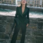 Natalia Reyes Instagram - Que vivan los fotógrafos que nos hacen reír en vez de decirnos ‘ahora ríete’ 🫶🏼 @andresgarlujan Eskerrik Asko Donosti ❤️ @sansebastianfes • Long live the photographers who make us laugh instead of saying 'now.. laugh' Thank you San Sebastian. @_freddyalonso @moschino @jimmychoo @goldandrosesjoyas #NataliaFromColombia #SanSebastian #Donostia #SSFF