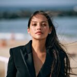 Natalia Reyes Instagram - Historia de un despeluque, literal. Deseo que hoy domingo nadie se tenga que peinar 🙏 • Story of a disheveled. I wish you all not having to comb your hair on any Sunday 🙏 📸 @andresgarlujan 💄 @natalia_natalita @armanibeauty 👁️ @_freddyalonso @moschino #NataliaFromColombia #FestivalDeSanSebastian #Zinemaldia2023